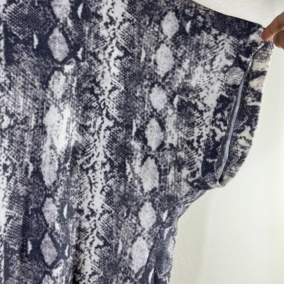 Philosophy Women’s Plus Size Snake Print Stretch Shirt‎ Top 1X New no tag - Picture 2 of 7